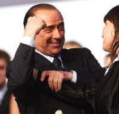 Silvio Berlusconi montre ses muscles